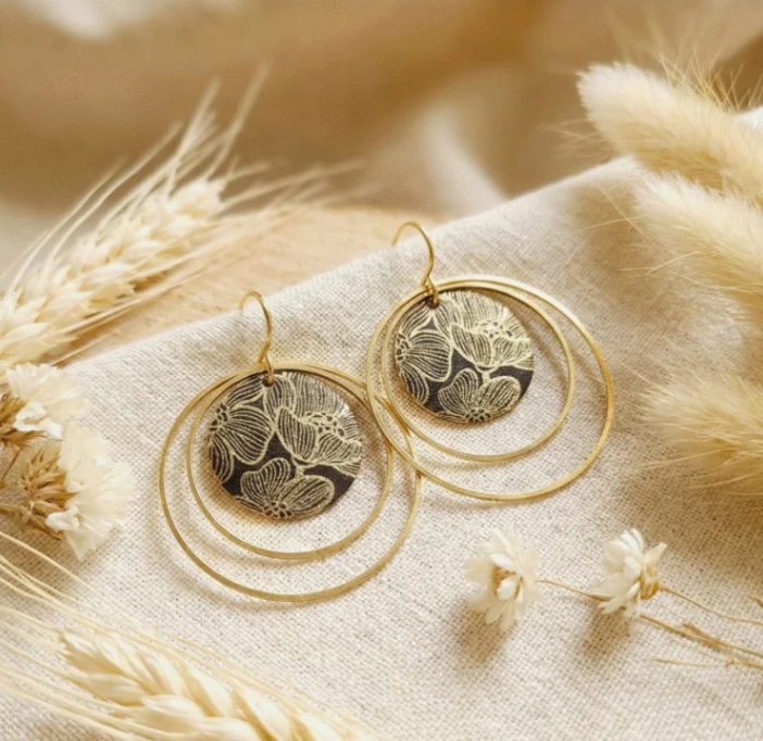 Boucles d’oreilles créoles japonaises dorées – Motif Floral Noir & Or